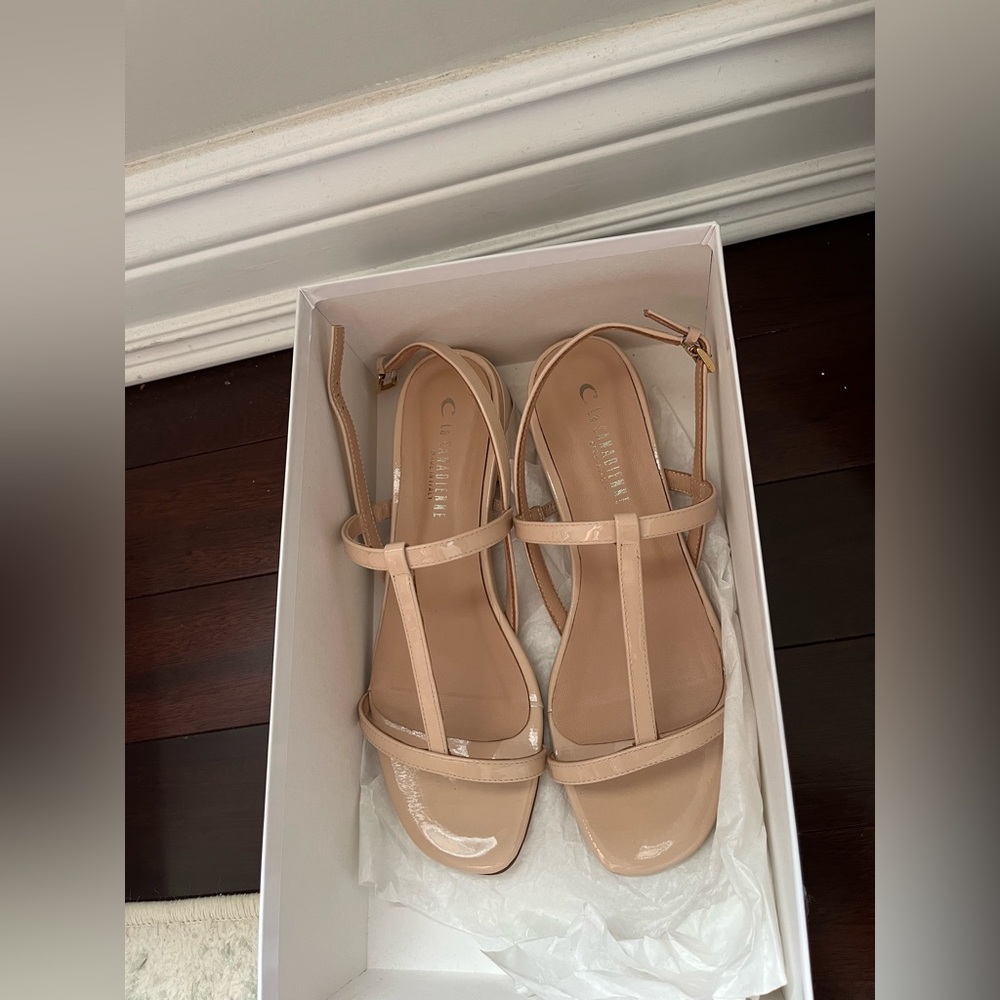 La CANADIENNE Beige Patent Leather Sandals